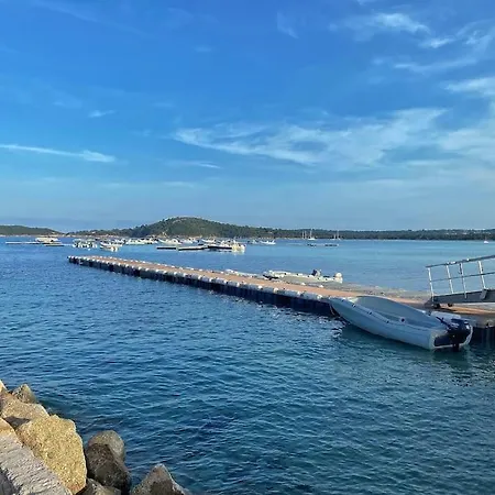 Avec Piscine Privee A Lucie